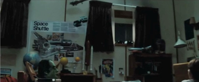 Illustration for article titled 61 Super 8 screengrabs unlock the clues in J.J. Abrams' new trailer